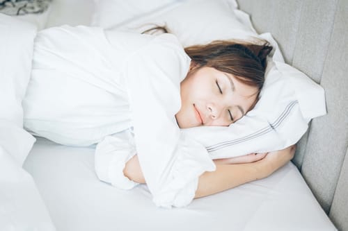 缺乏深層睡眠增40%失智風險？拆解大腦排毒機制與最佳睡姿