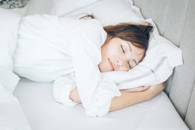 缺乏深層睡眠增40%失智風險?拆解大腦排毒機制與最佳睡姿