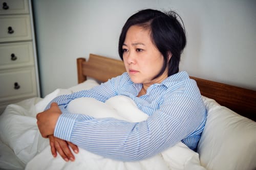 更年期前期症狀有哪些?月經變化、熱潮紅與骨質流失保養全攻略